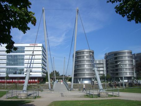 Duisburg : Innenhafen, in der Mitte des Bildes die Fußgänger-Hängebrücke ( höhenverstellbare Buckelbrücke )